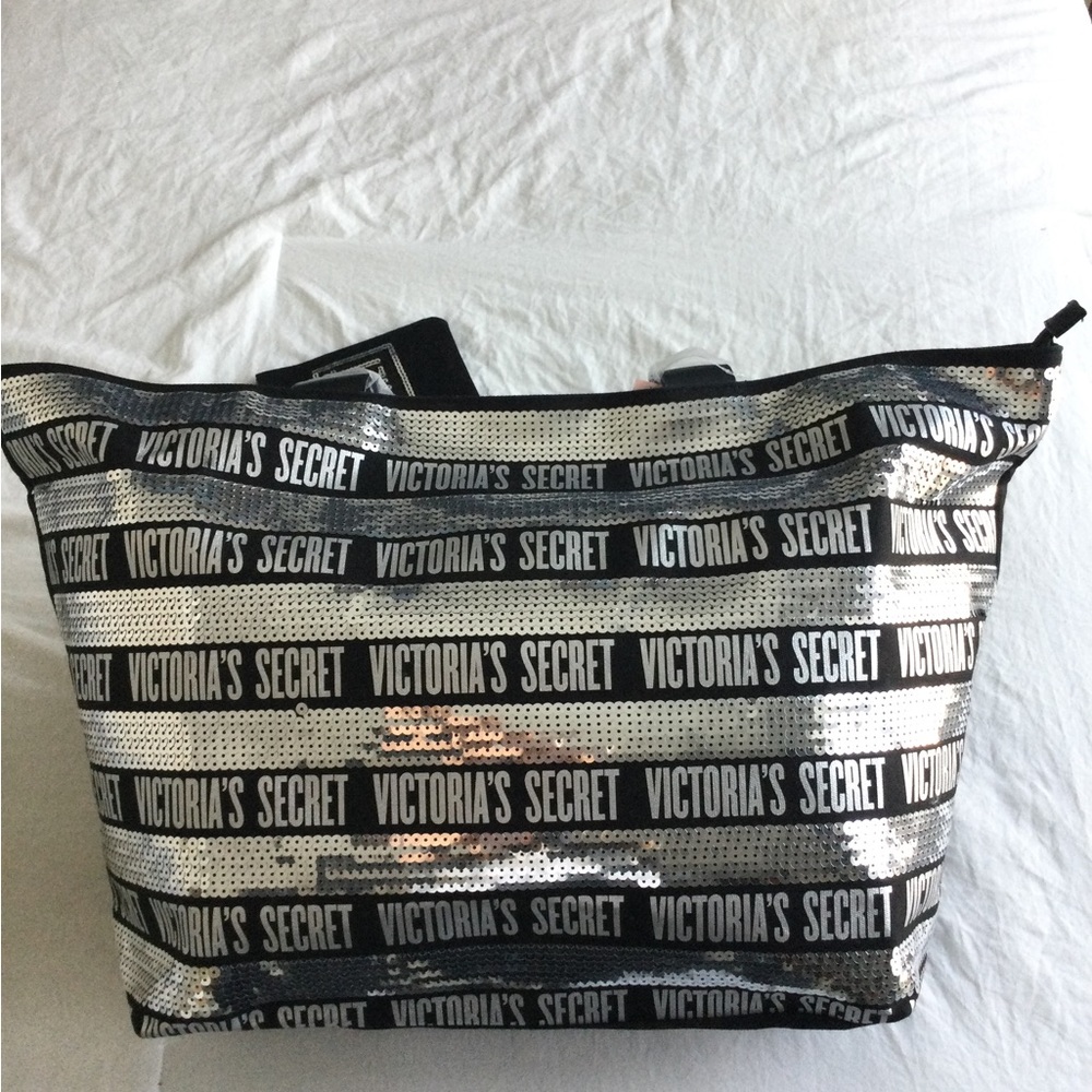 PRICE DROP! NWT Large Victoria's Secret Beach Bag & cosmetic bag
